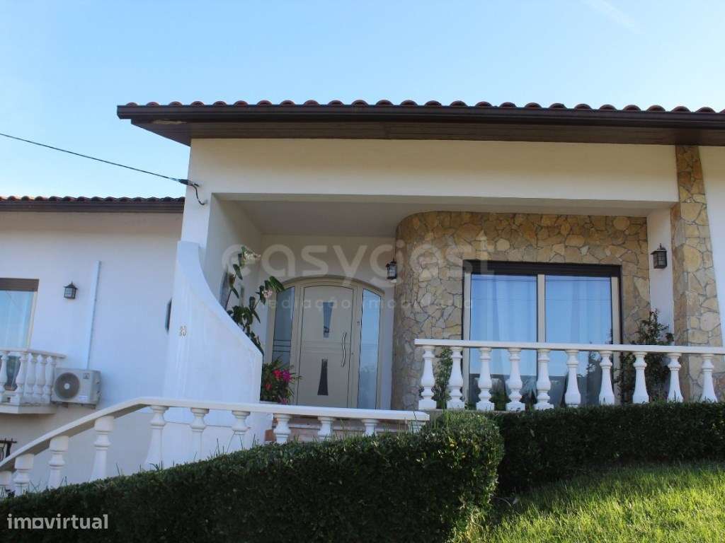 Moradia Individual T3, de dois pisos, com piscina e jardim - Grande imagem: 2/60