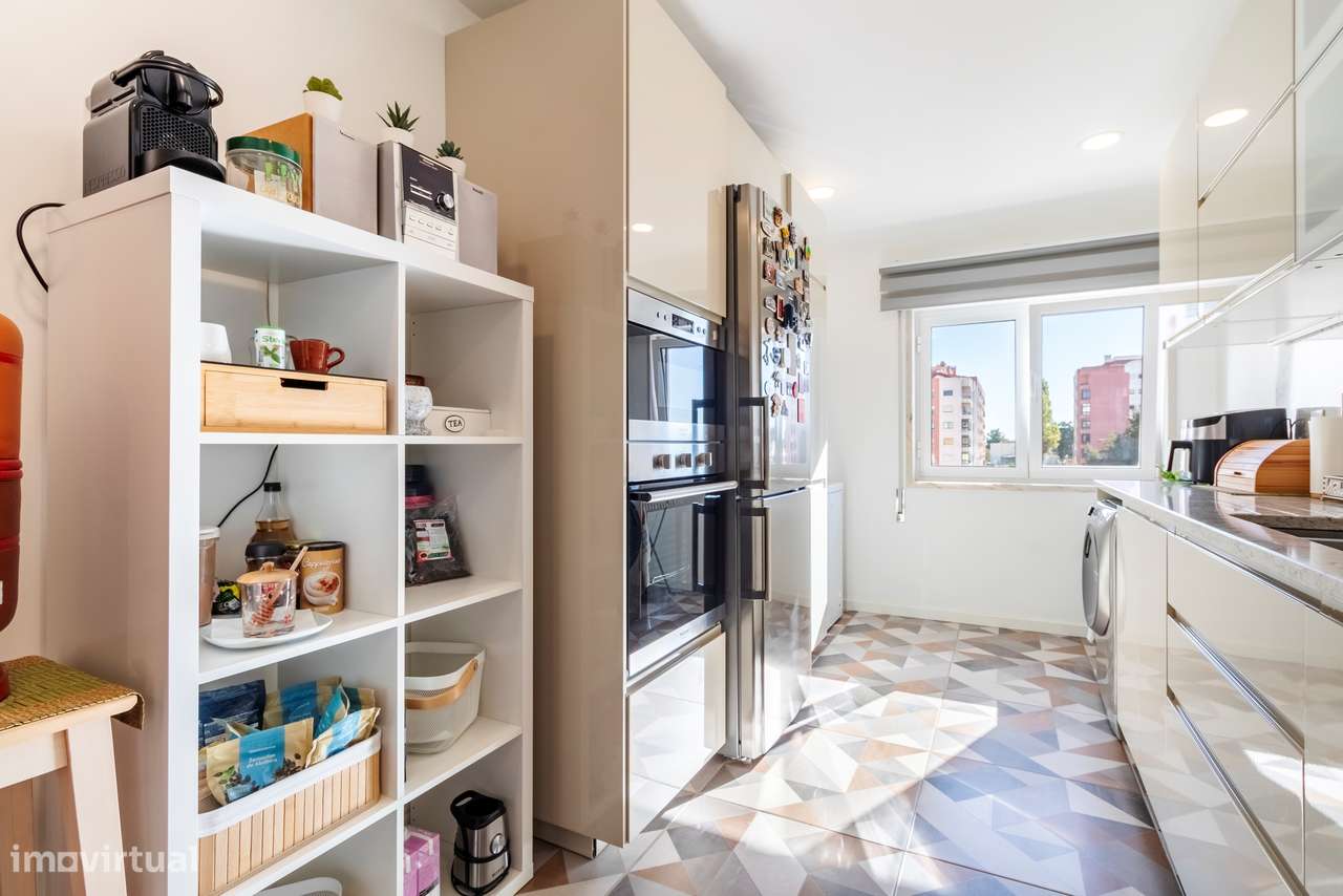 Apartamento T3 convertido em T2 c/ 2 Salas, Semi Remodelado em São Mar-18