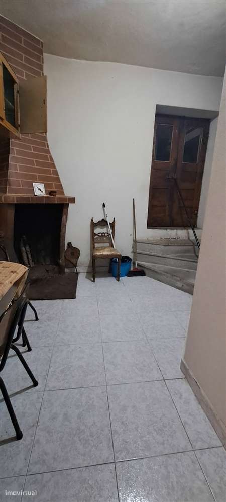 Moradia T5 com garagem e jardim em Miranda do Douro-11