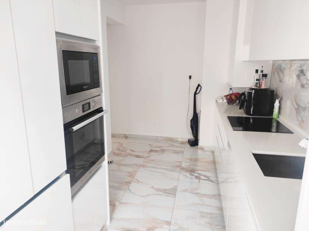 T2 totalmente remodelado no centro do Casal São Brás-4
