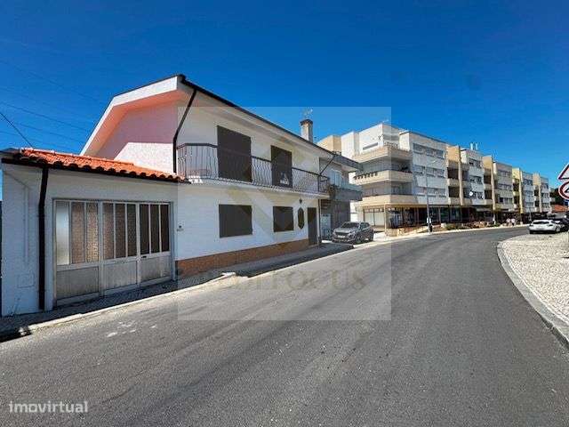 ​Moradia T3 Restaurada no Centro de Escapães-46