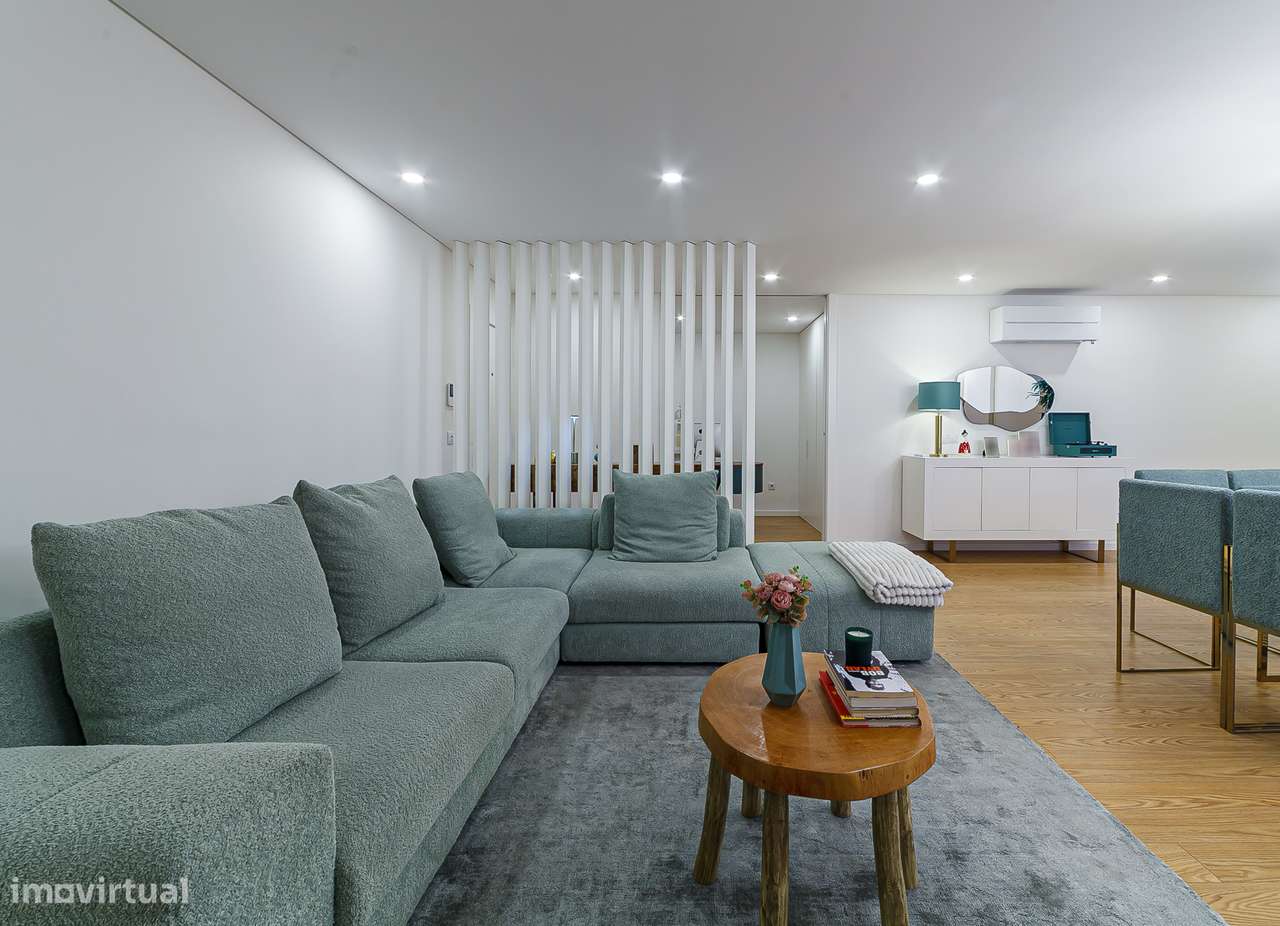 Exclusivo apartamento T3+1 seminovo, com 190m2, três frentes e box-13