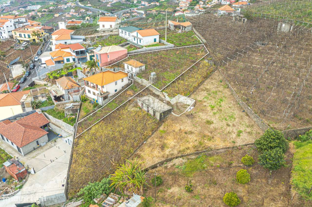 Moradia T2 para recuperar no Estreito de Câmara de Lobos-17