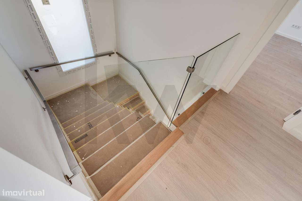 Moradia T4 (+1) em Condomínio Fechado em Cascais com jardim e piscina-36