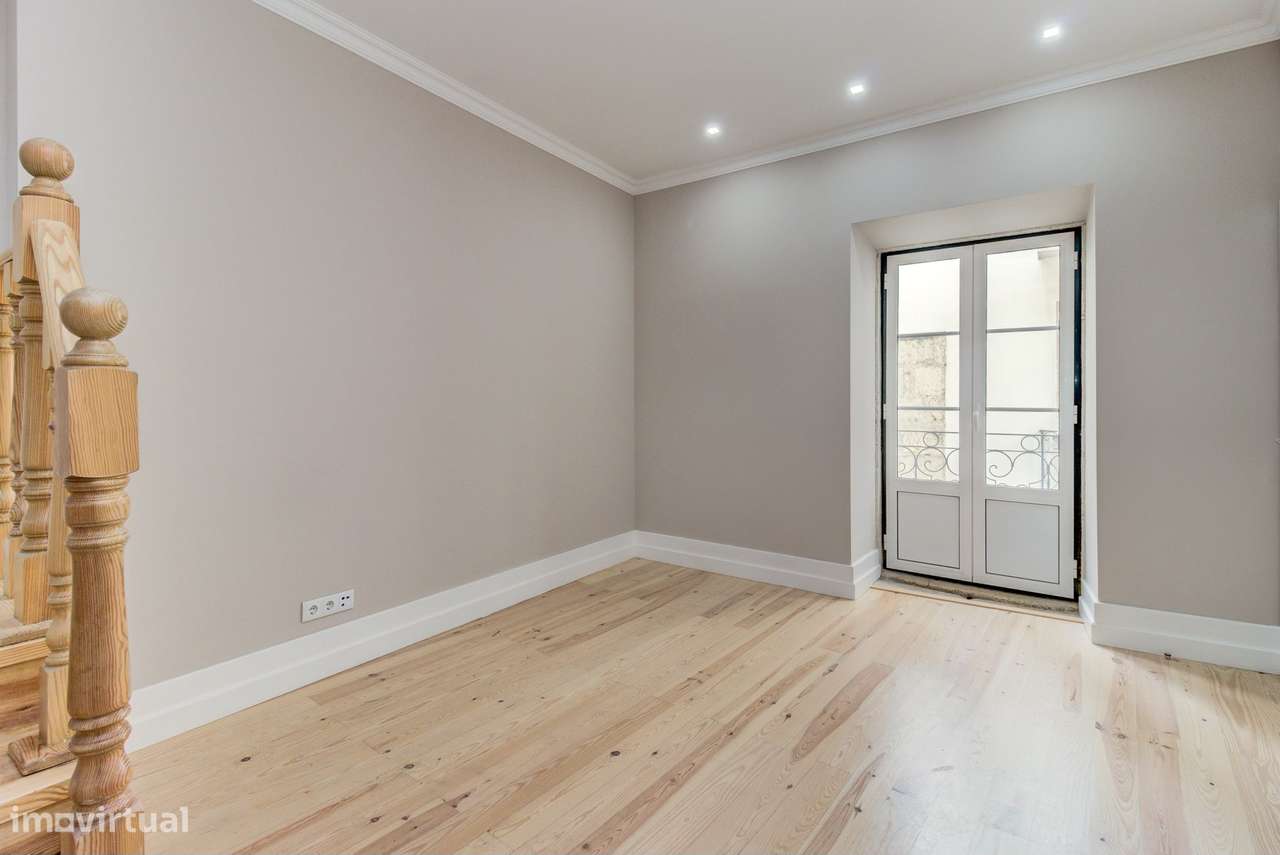 Apartamento T2  com 2 WC | Renovado | Rua do Salvador – Alfama | 1.º A - Grande imagem: 2/12