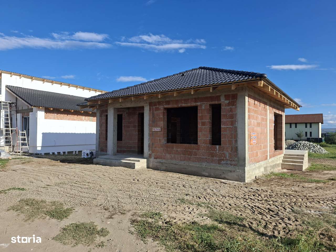 Casa la rosu pe un nivel-2