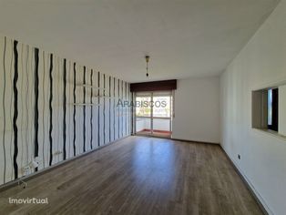 Apartamento T2 - Varandas - Roupeiros Embutidos - Despensa - Cabeço do