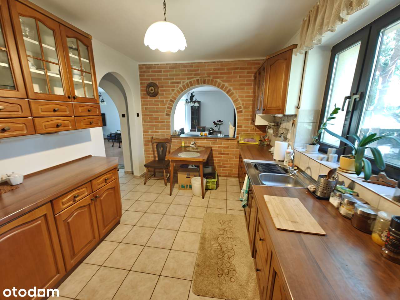 Dom wolnostojący w atrakcyjnej okolicy. Duża zadbana działka-3