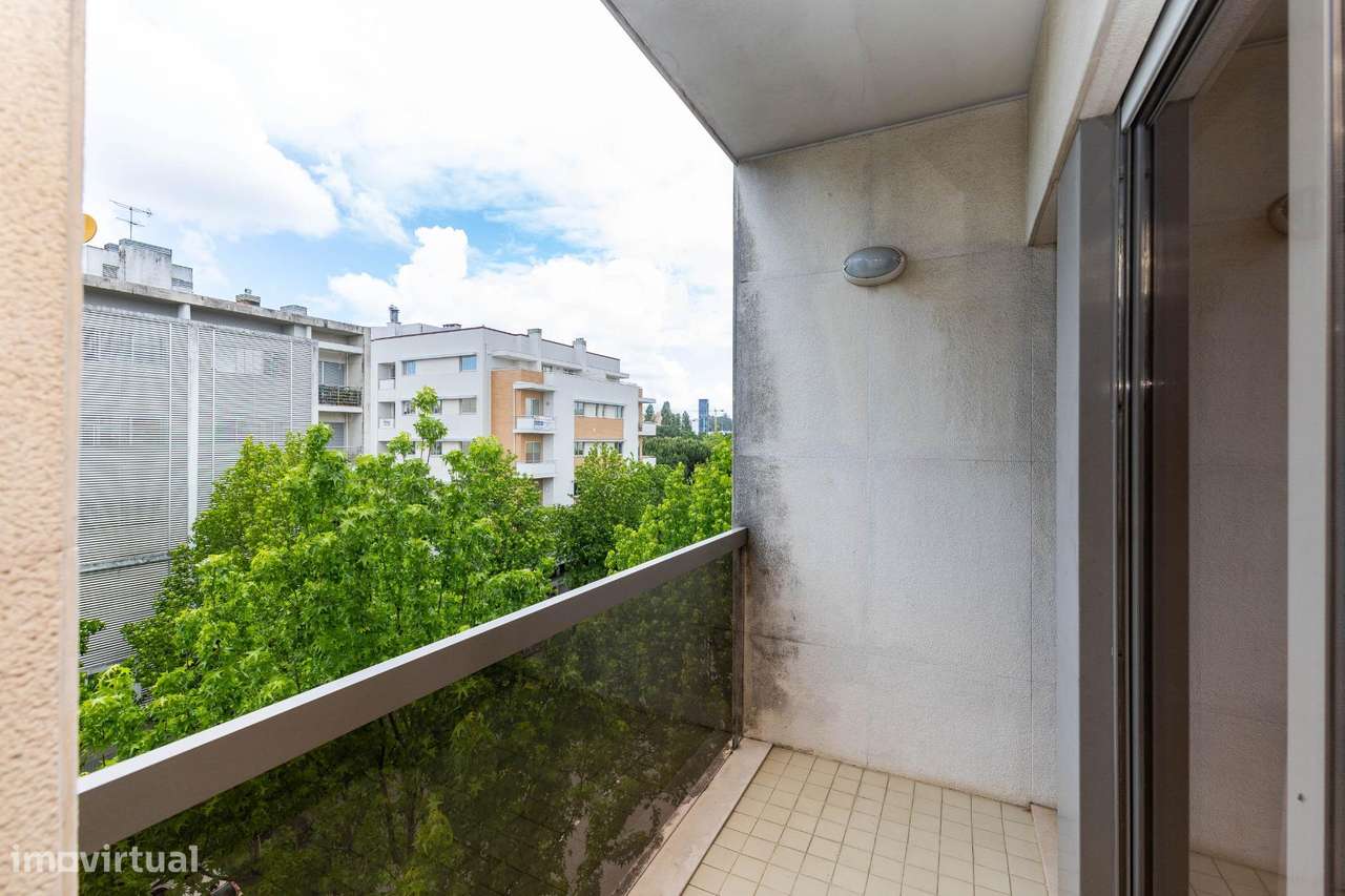 T3 Último Piso c/ Varanda, Garagem e Arrumos. Av. Altino Coelho,...-11