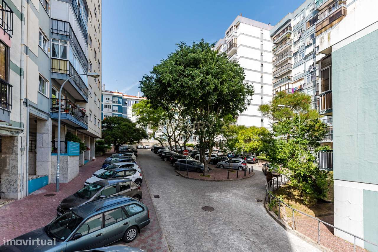 T3 Amplo, Luminoso e Totalmente Remodelado na Praceta Gomes Leal, em C-6