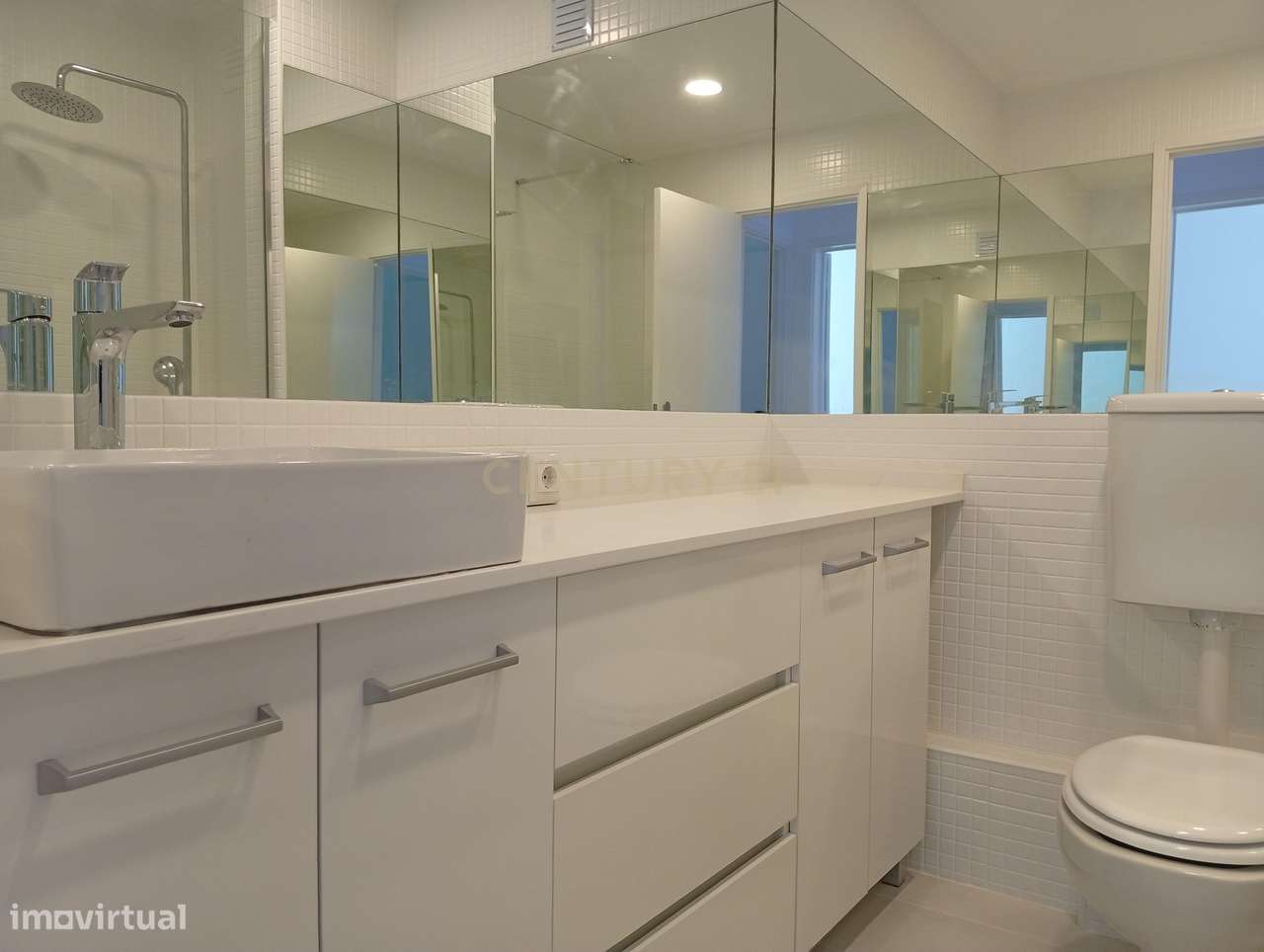 Apartamento T2 completamente remodelado na prestigiada e tranquila zon-16