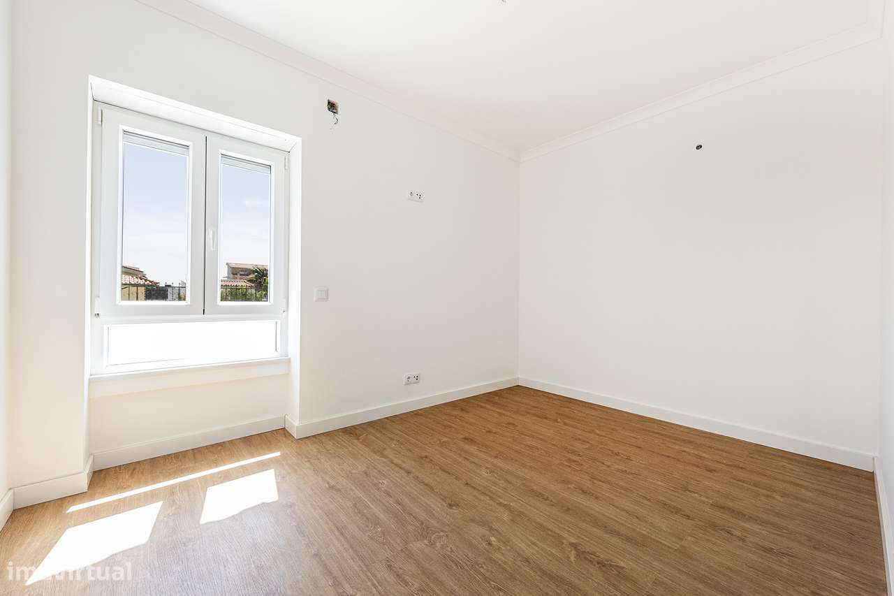 Moradia de Charme Reabilitada no centro da Parede com 434m² de Terreno-38