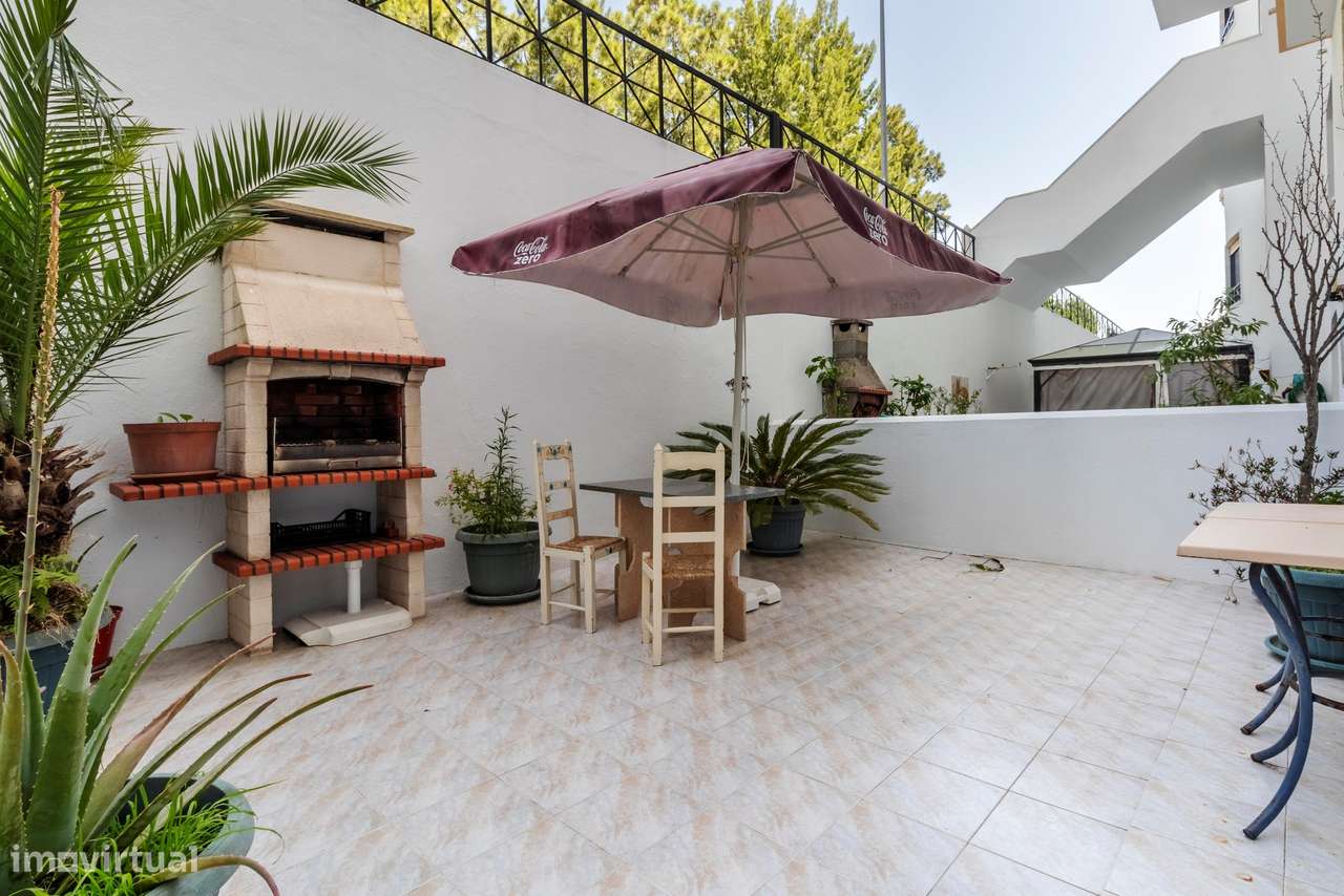 Apartamento T2 c/ 2 Lugares de Estacionamento e Terraço c/ 30m2 em Mem-13