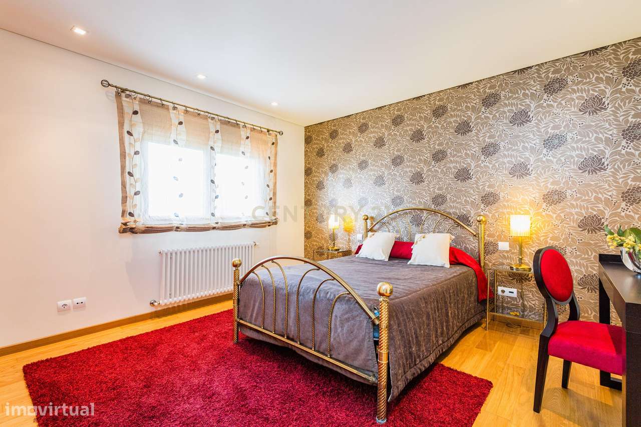 Moradia Exclusiva com Piscina, Jardim e Áreas Amplas-11