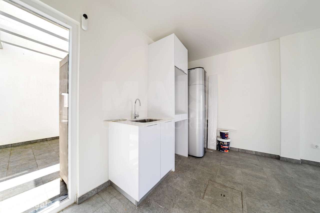 Moradia T3+2 Moderna com Vista Mar e Terraço Panorâmico-25