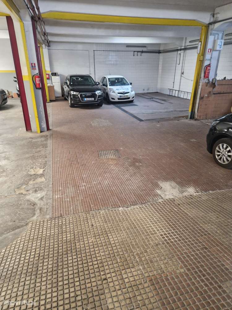 Loja 370 m2 Pé Dtº 3,74 m - Campo Ourique/Central (está como garagem) - Grande imagem: 3/15