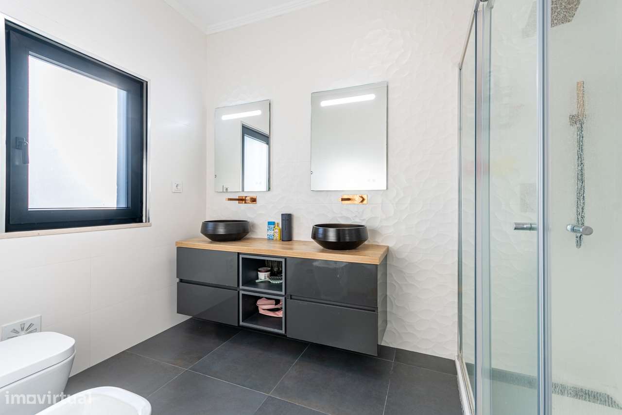 Excelente Moradia térrea Semi nova com piscina na Moita-17