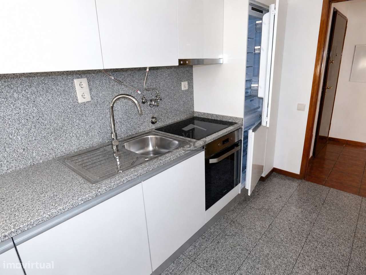 T2 Rua da Bélgica totalmente renovado, com 2 frentes, lugar de garagem-16