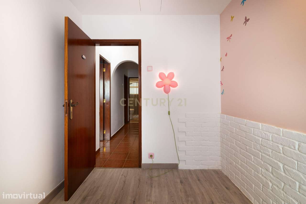 Apartamento T2+1 com Terraço no Centro de Odivelas-20