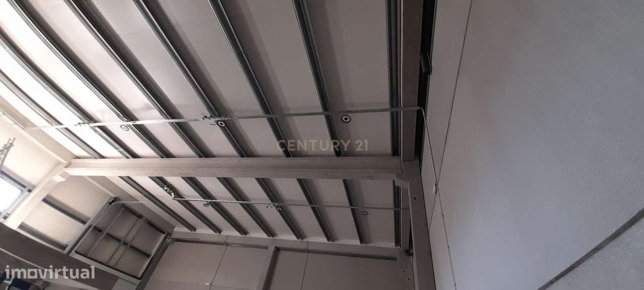 Armazém situado num condomínio fechado em Arruda dos Vinhos - Grande imagem: 5/9