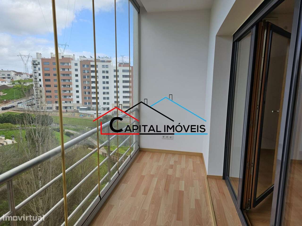 T3 com 4 Parqueamentos e Vista Desafogada-10