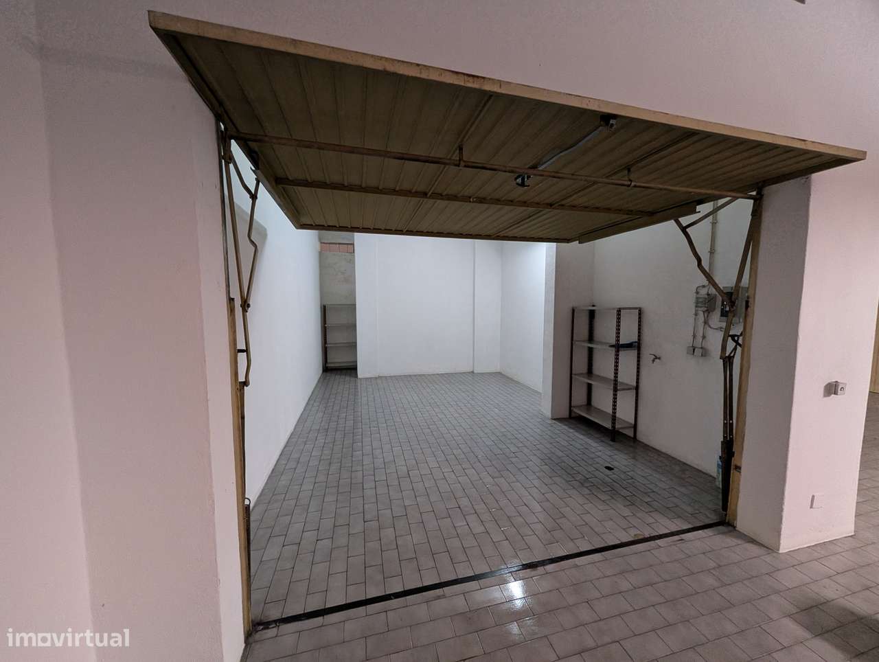 Garagem para arrendar na Estrada do Biker ideal para apoio a negócios - Grande imagem: 3/6