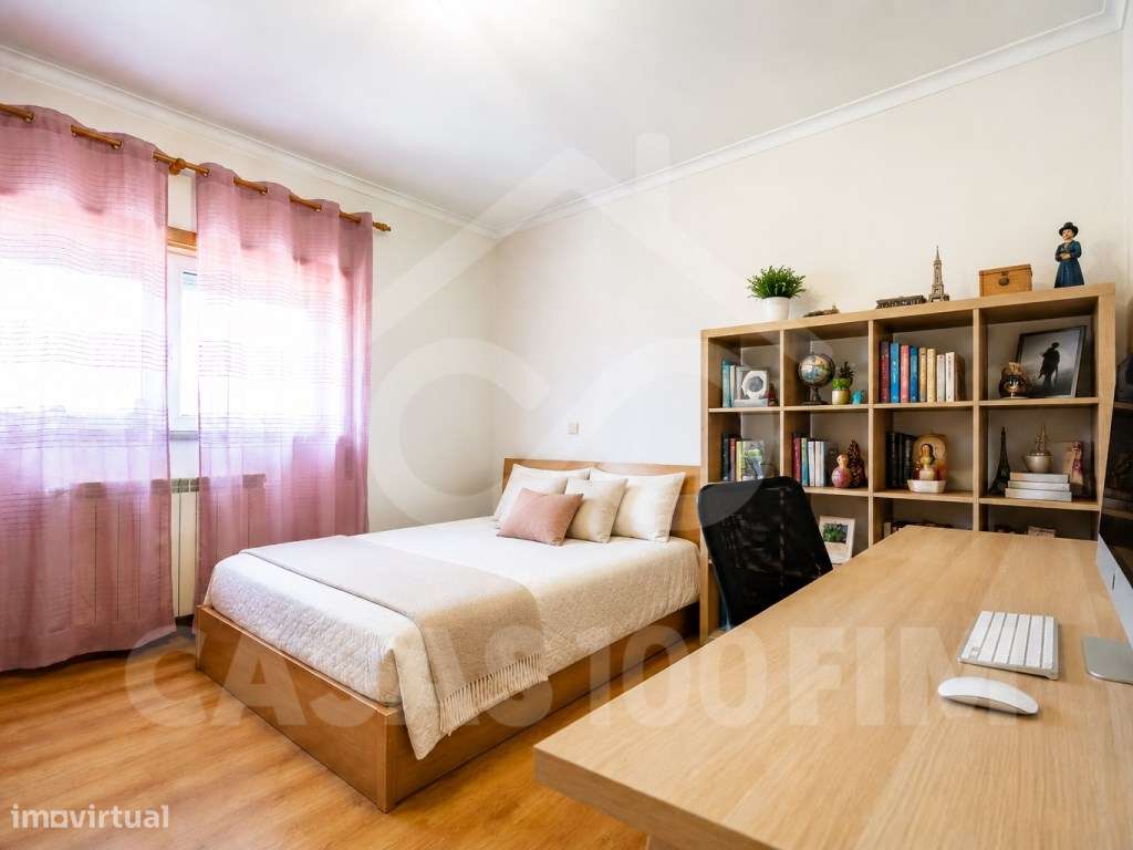 Apartamento T3 renovado com garagem e vista para Leiria.-11