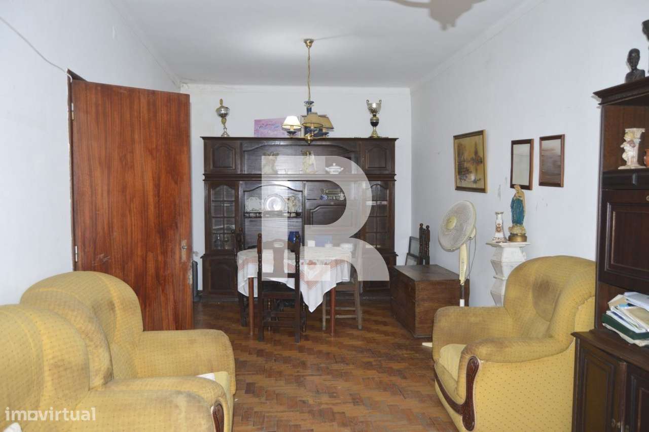 Prédio de 2 pisos p/ reabilitação no centro de Salvaterra de Magos - Grande imagem: 3/44