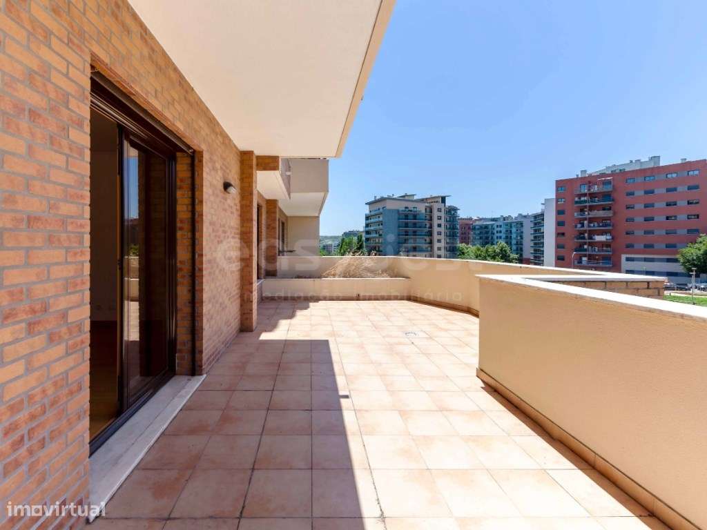 T2 Colinas do Cruzeiro com garagem para mais de 20 carros e terraço...-15