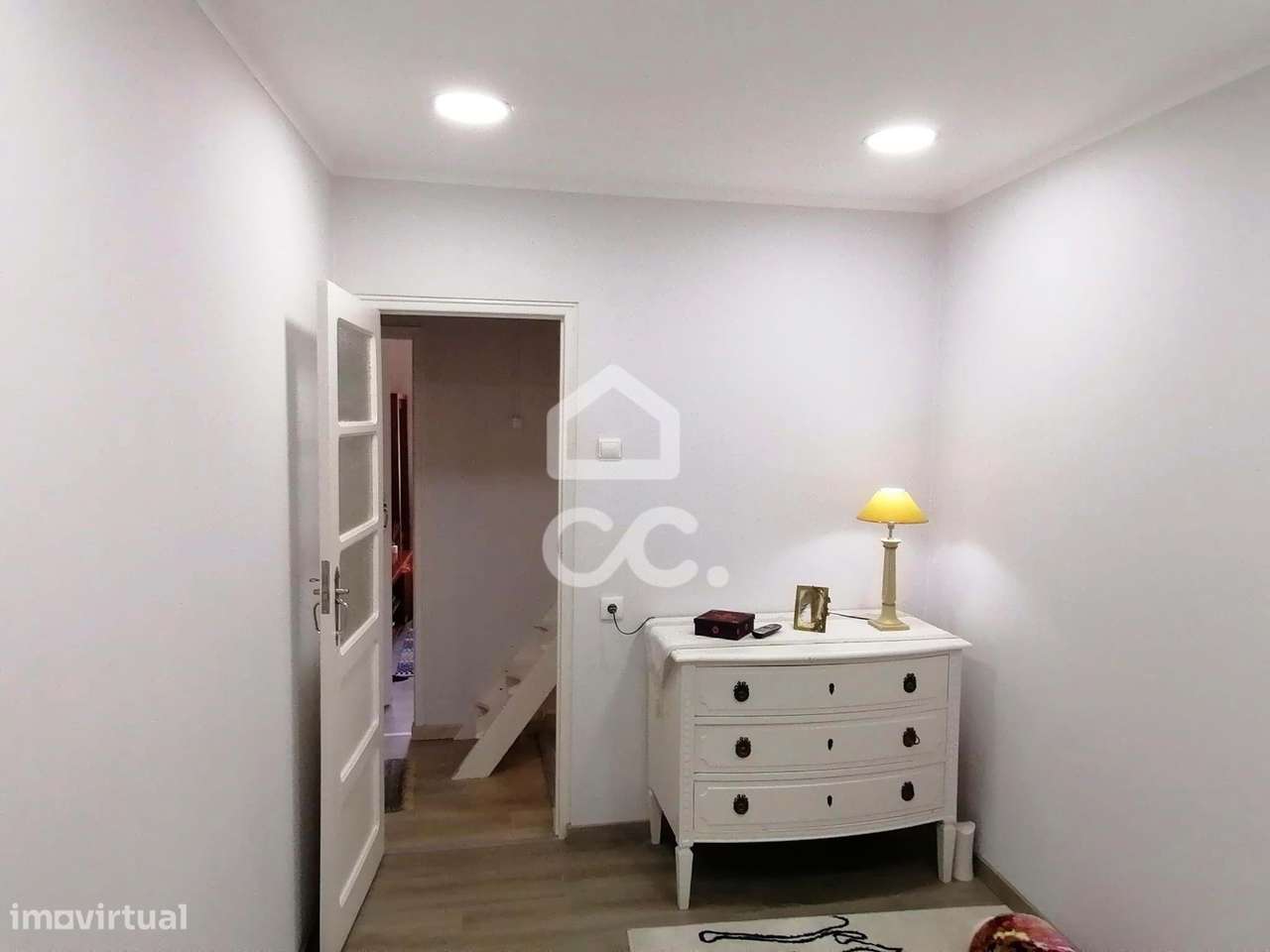 Prédio com Espaço Comercial e Habitação T3+1-23
