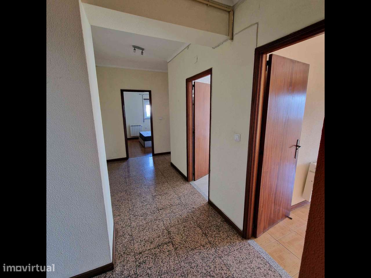 Alugo Apartamento T2 Mobilado - Grande imagem: 2/13