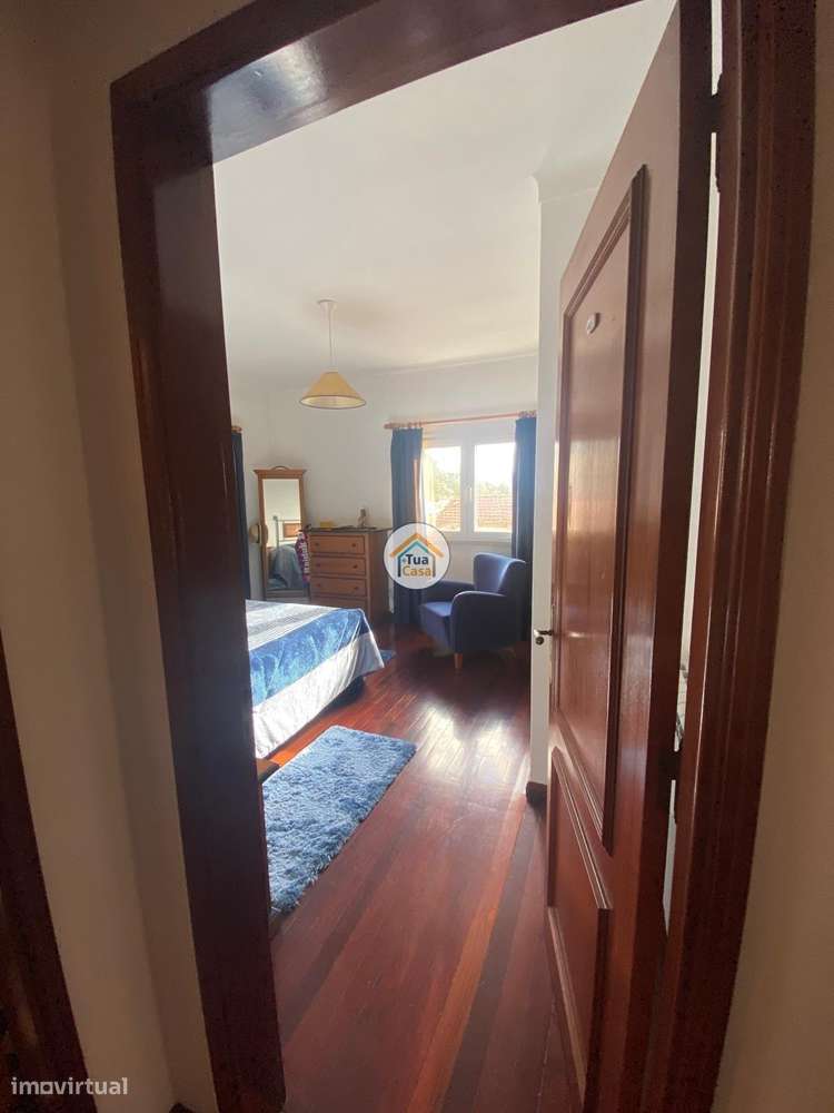 Moradia Geminada  de um dos lados do outro tem entarada e jardim em to-47