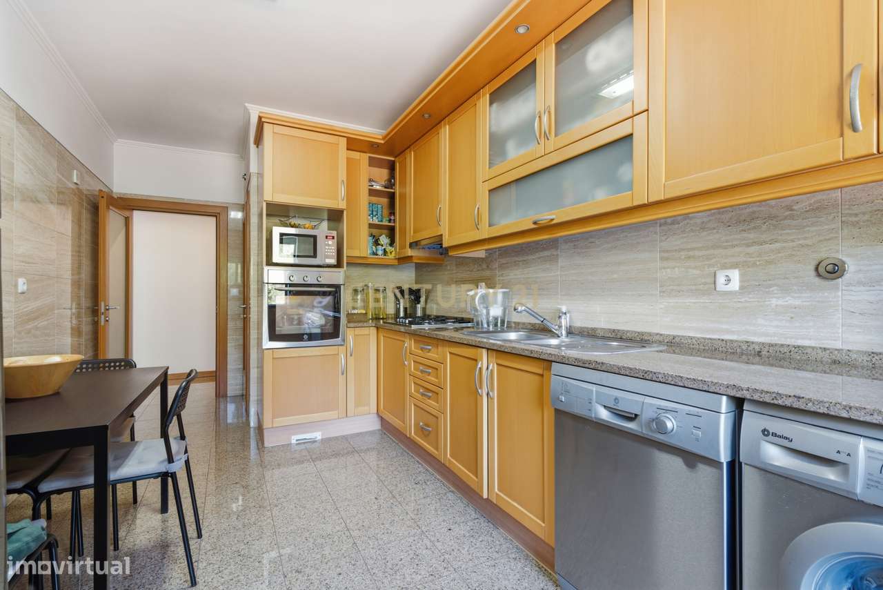 Elegante Apartamento T3 no Estoril com Box Fechada para 3 carros a pou-10