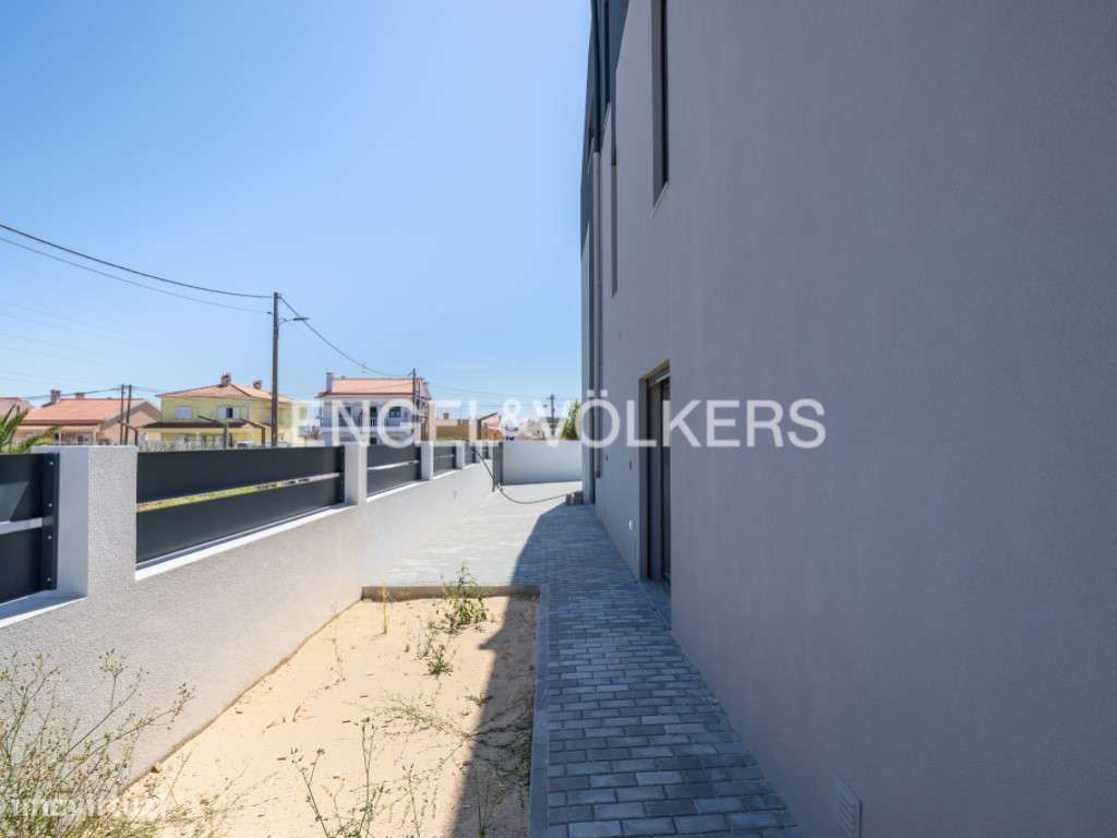 Moradia Geminada T4 Triplex em Fernão Ferro-37