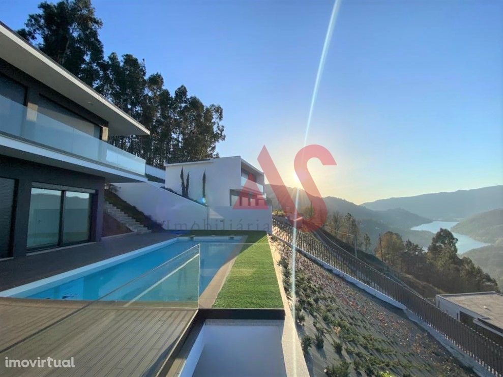 Moradia T4 com piscina e vista Rio no Gerês