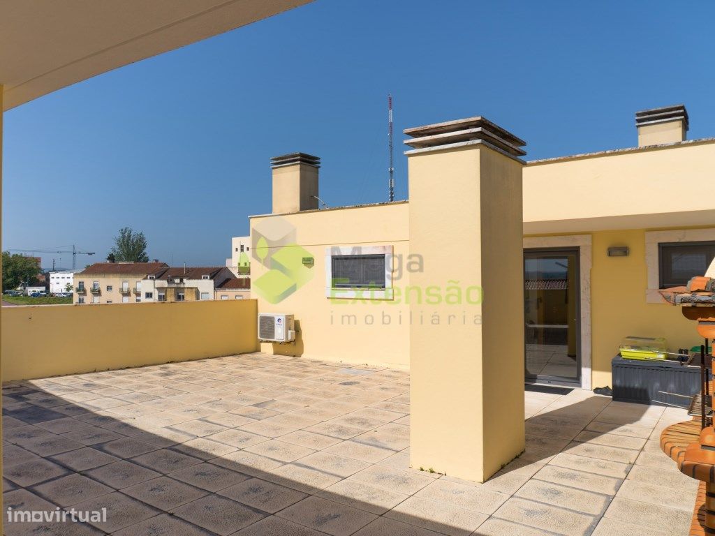 Apartamento T4 Duplex | Situado no Centro de Cadaval, com terraço e... - Grande imagem: 1/60