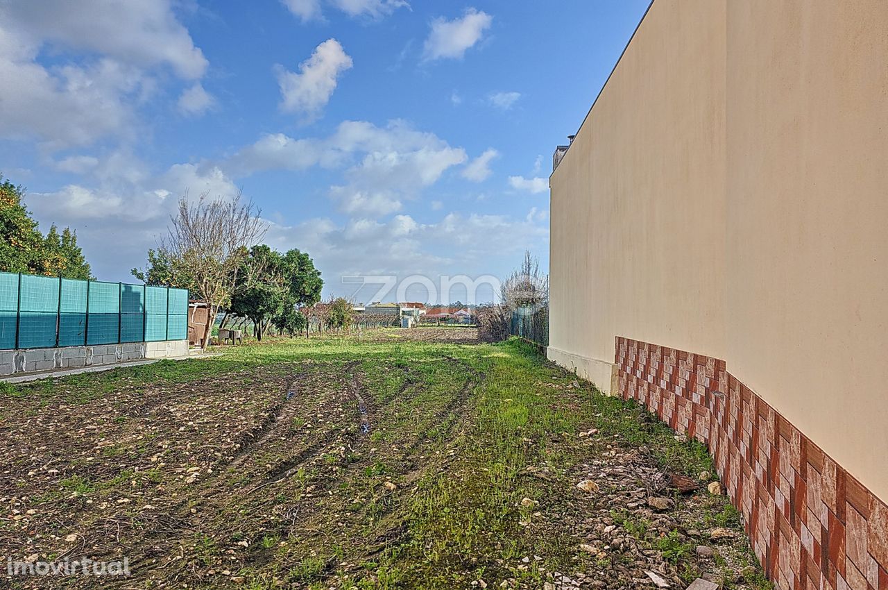 Terreno Urbano p/ Construção de Moradia Geminada - Eixo