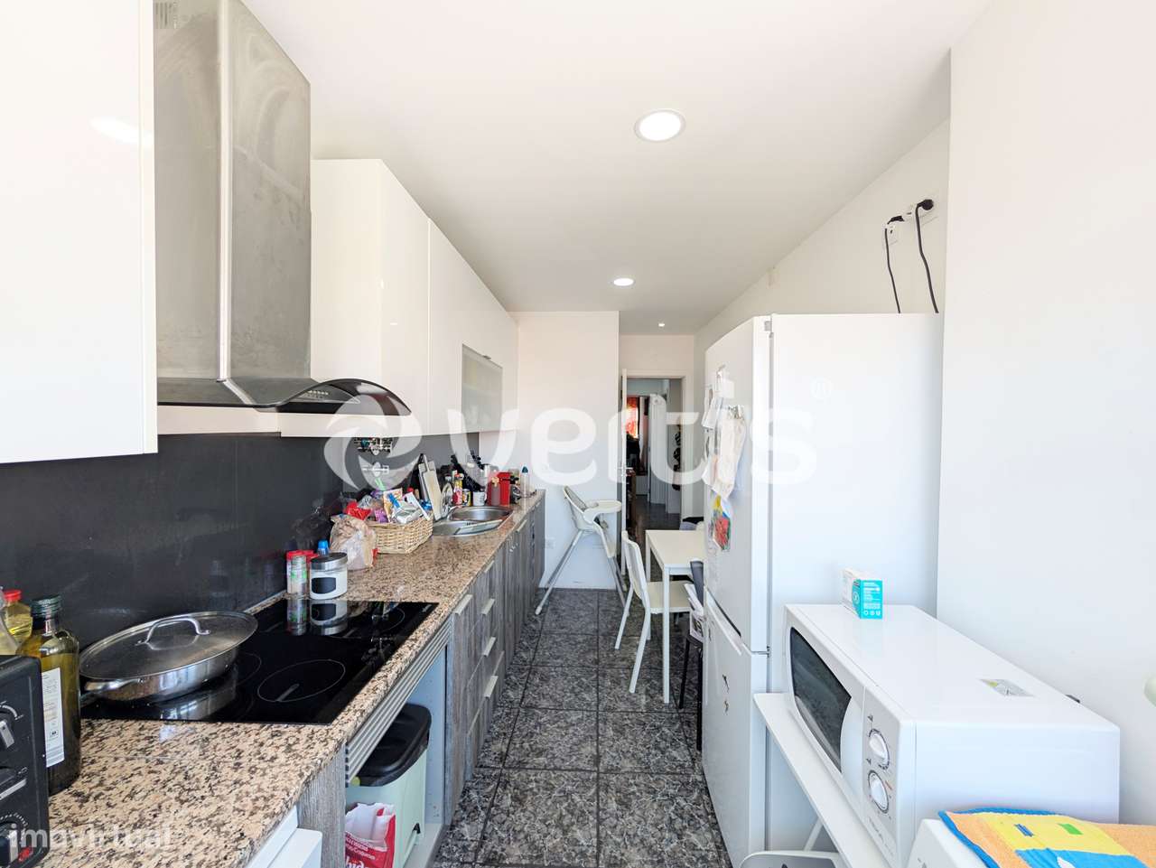 Apartamento T2 remodelado no centro do Barreiro-12