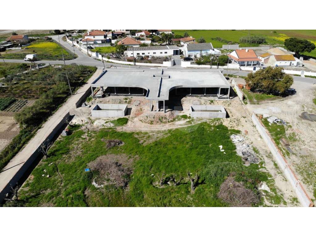Quinta com moradia moderna térrea c/ piscina e jardim-26