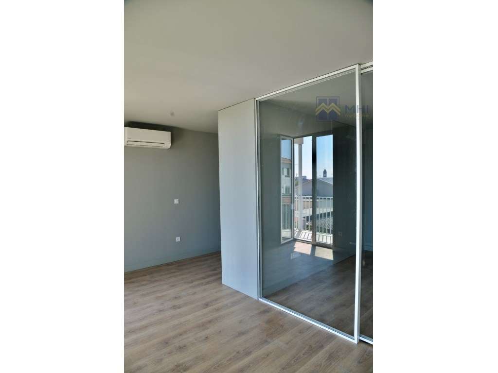 T0 +1 Novo com Varanda e Garagem e excelentes vista à Rua do Bonjar...-18