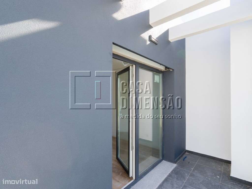 Moradia isolada de tipologia T4 localizada na zona da Charneca da C...-48