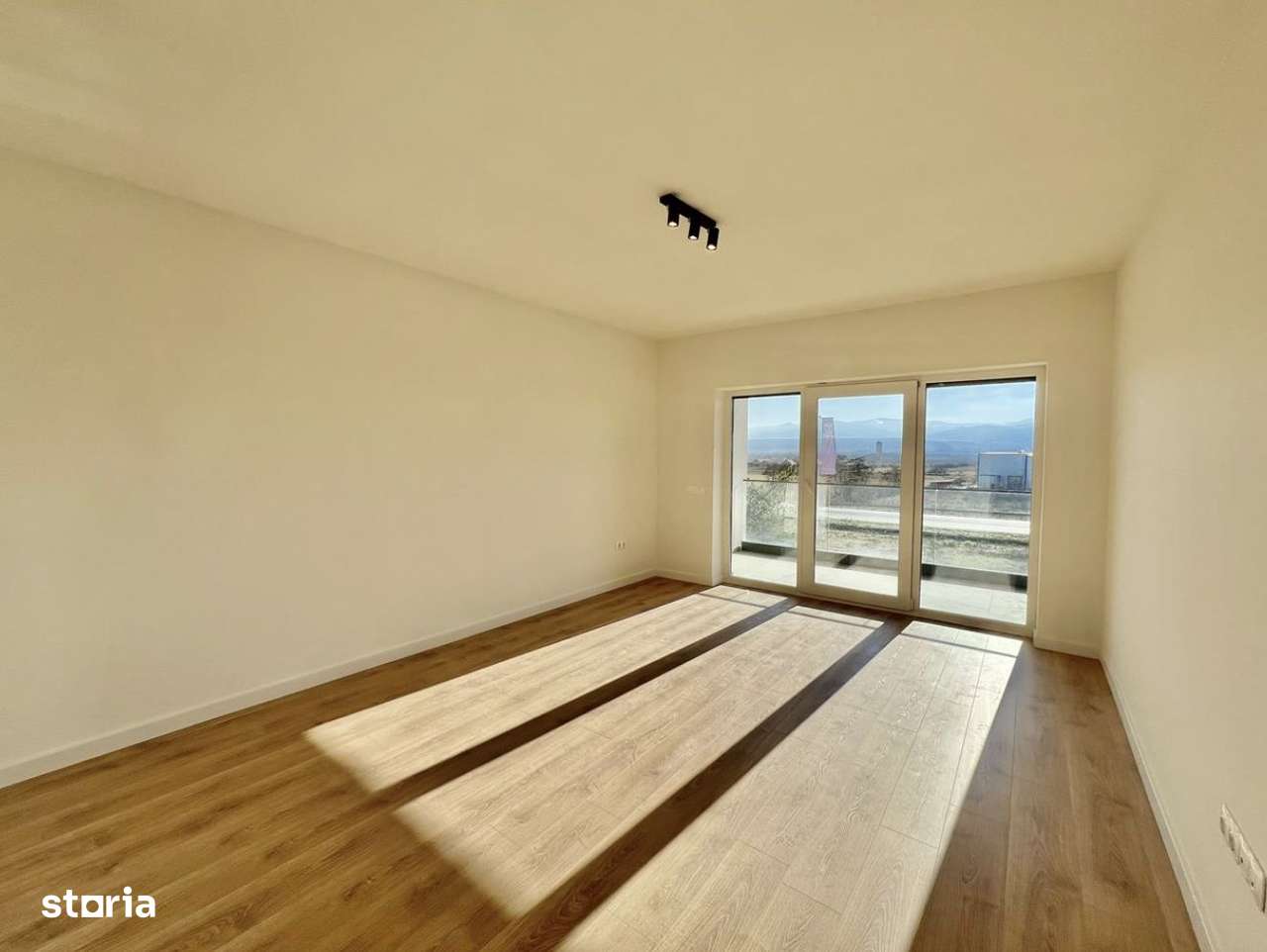 Ap. superb - 2 camere - 3.45 mp utili + balcon 7.37 mp - la cheie - Imagine principală: 2/9