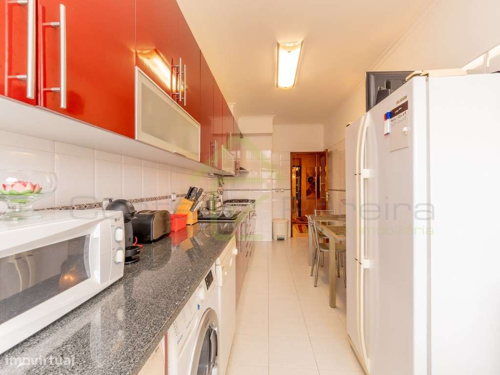 Apartamento T3 com boas áreas e óptima exposição solar-8
