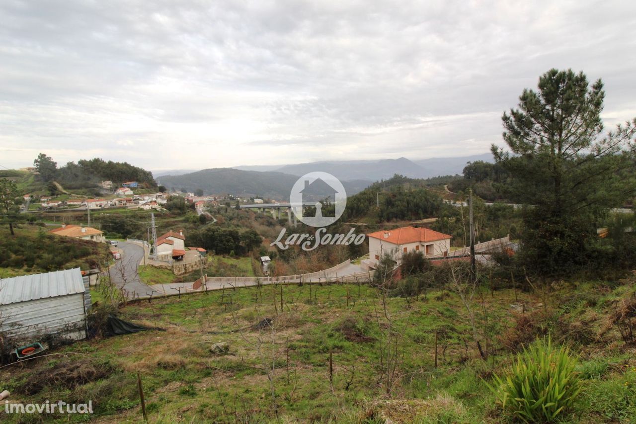 Terreno com armazém para atividade de confeção em Gandrela Celorico...