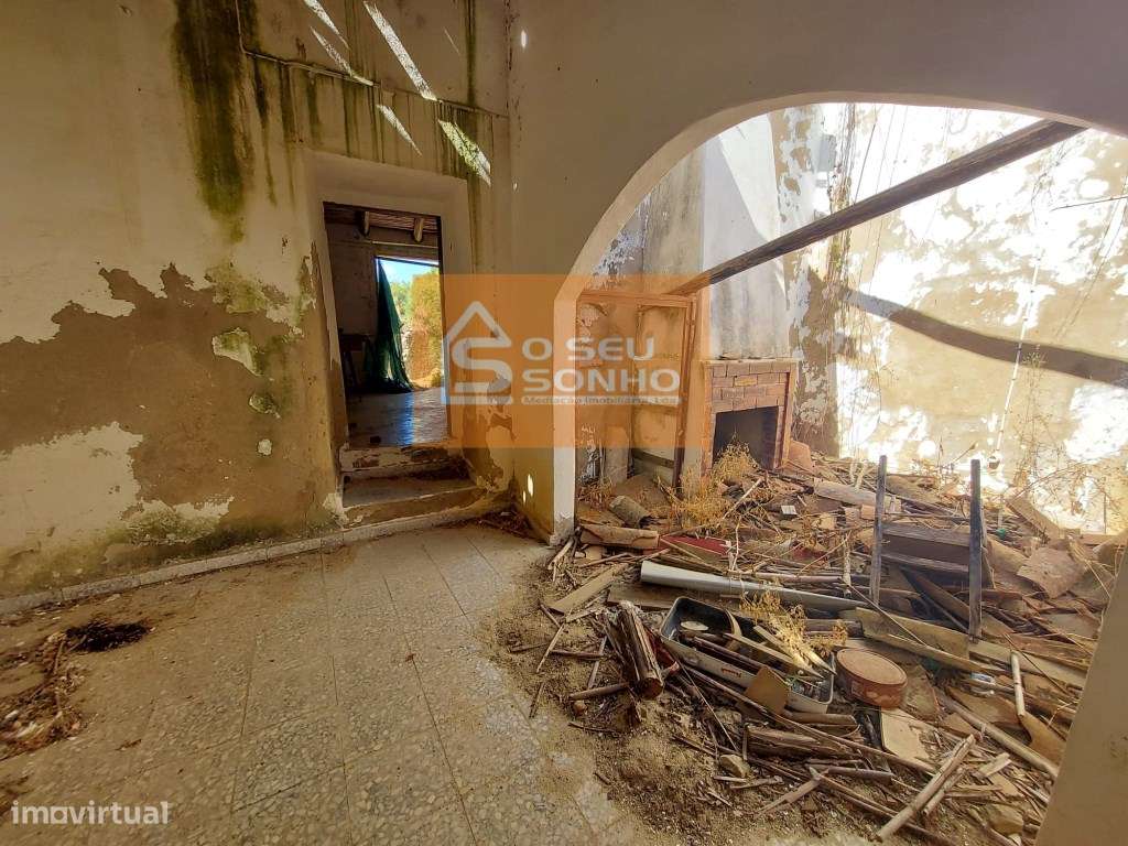 Moradia T2 com Projeto Aprovado com Piscina na Serra-15