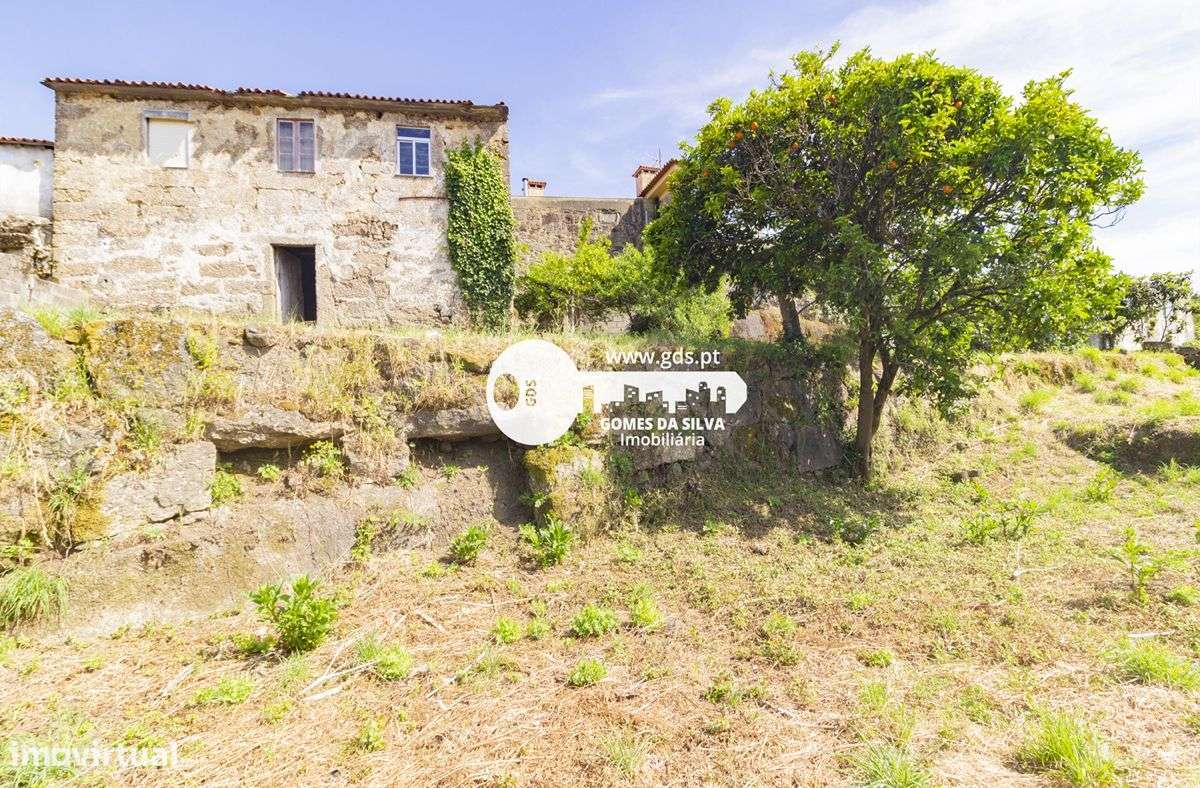 Moradia para restauro c/ 1400m2 de terreno em Arentim - Grande imagem: 4/20