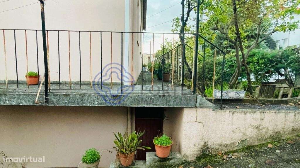 Moradia T3 com terreno e anexos - junto à Escola de Hotelaria - Grande imagem: 4/9