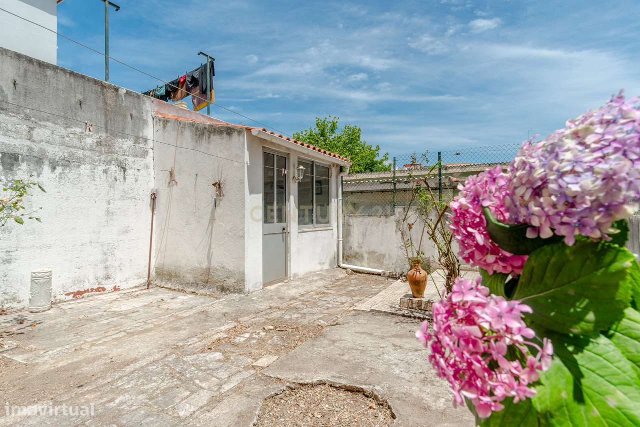 Espaçoso T2 com Jardim em Localização Central em Almada-22