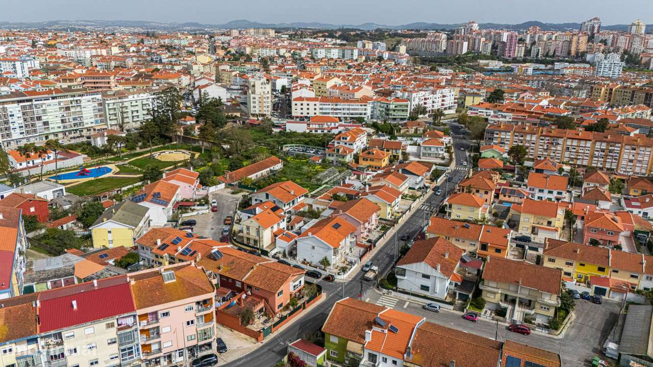 Moradia T5 transformada em T3 com aproveitamento de sótão MEM MARTINS-5