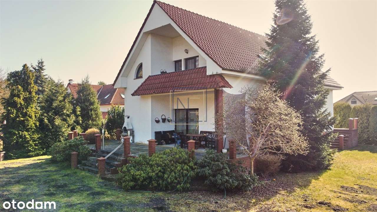 Dom ze ścianą lasu z piwnicą, tarsem i ogrodem